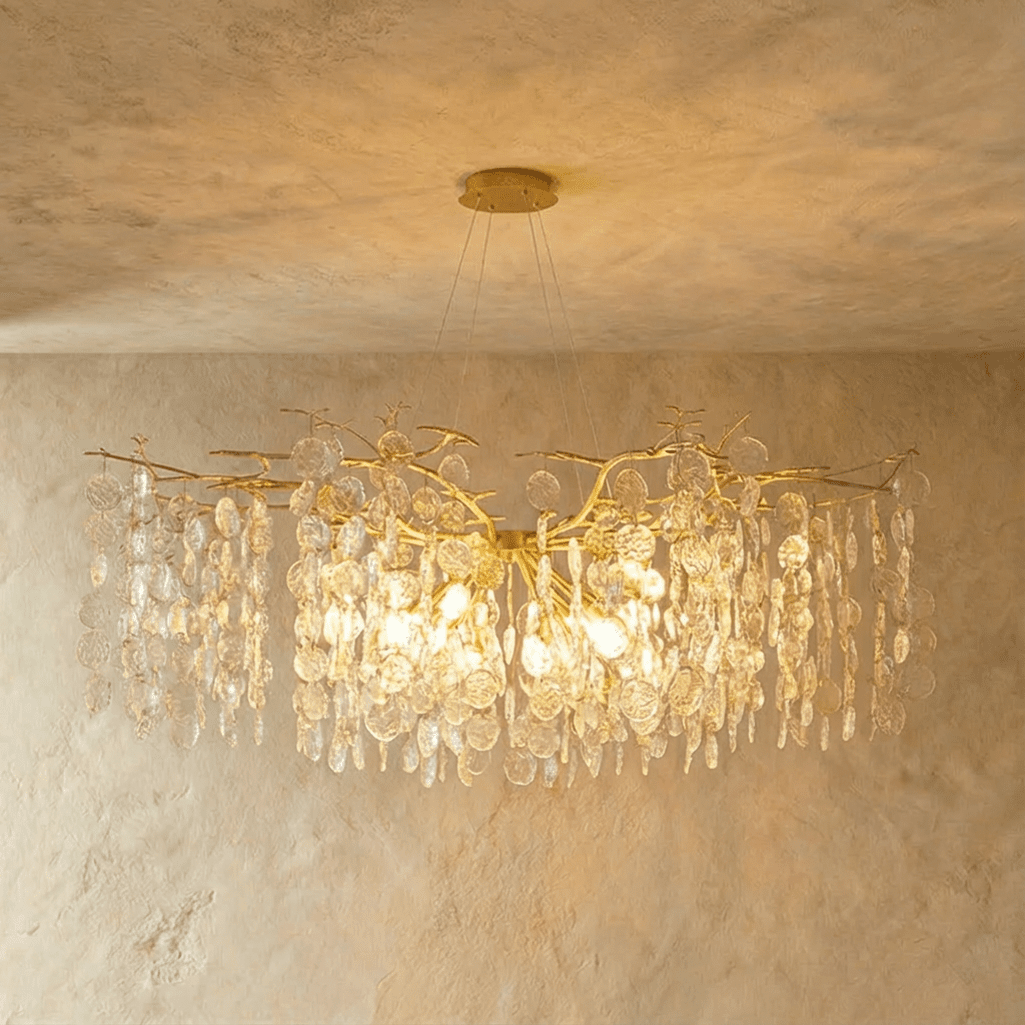 Luxe Kristallen Kroonluchter Met Gouden Takkenstructuur En Sprankelende Lichtval