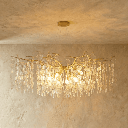 Luxe Kristallen Kroonluchter Met Gouden Takkenstructuur En Sprankelende Lichtval