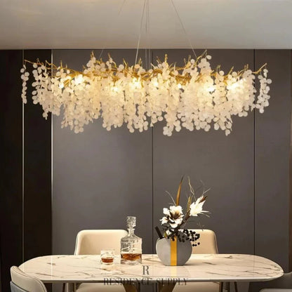 Luxe Kristallen Kroonluchter Met Gouden Takkenstructuur En Sprankelende Lichtval
