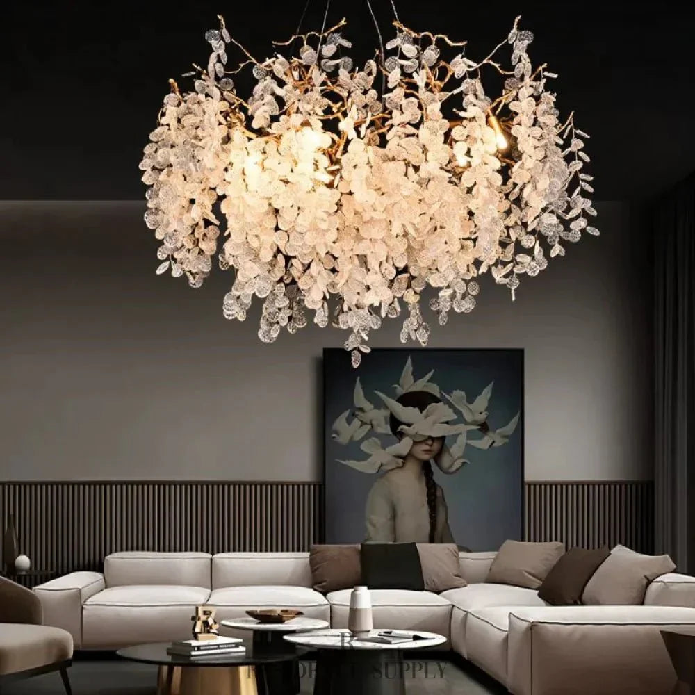 Luxe Kristallen Kroonluchter Met Gouden Takkenstructuur En Sprankelende Lichtval