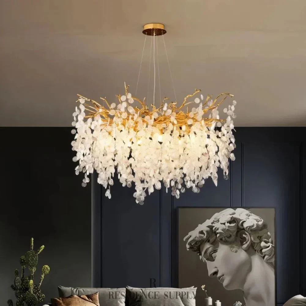 Luxe Kristallen Kroonluchter Met Gouden Takkenstructuur En Sprankelende Lichtval