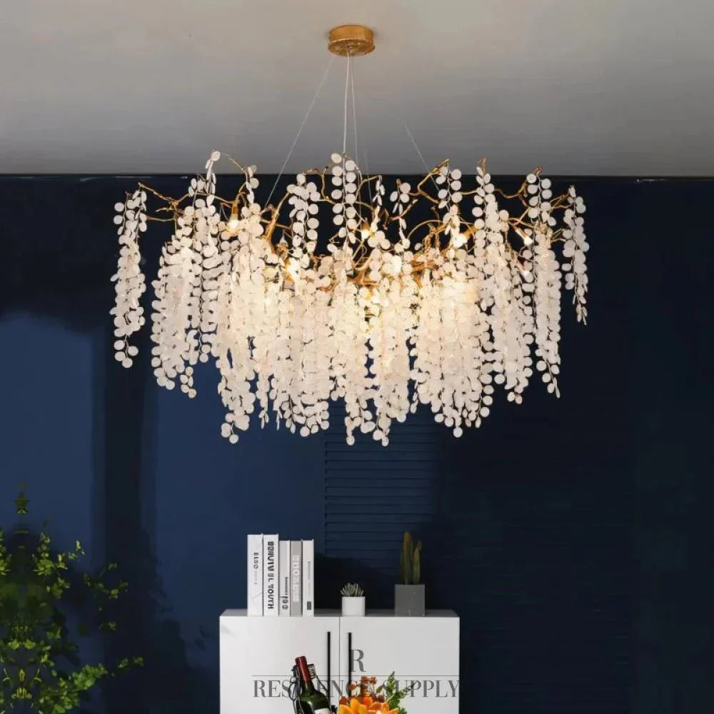 Luxe Kristallen Kroonluchter Met Gouden Takkenstructuur En Sprankelende Lichtval