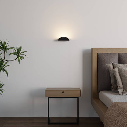 Minimalistische half ronde led wandlamp met warm indirect licht voor binnen en beschut buiten