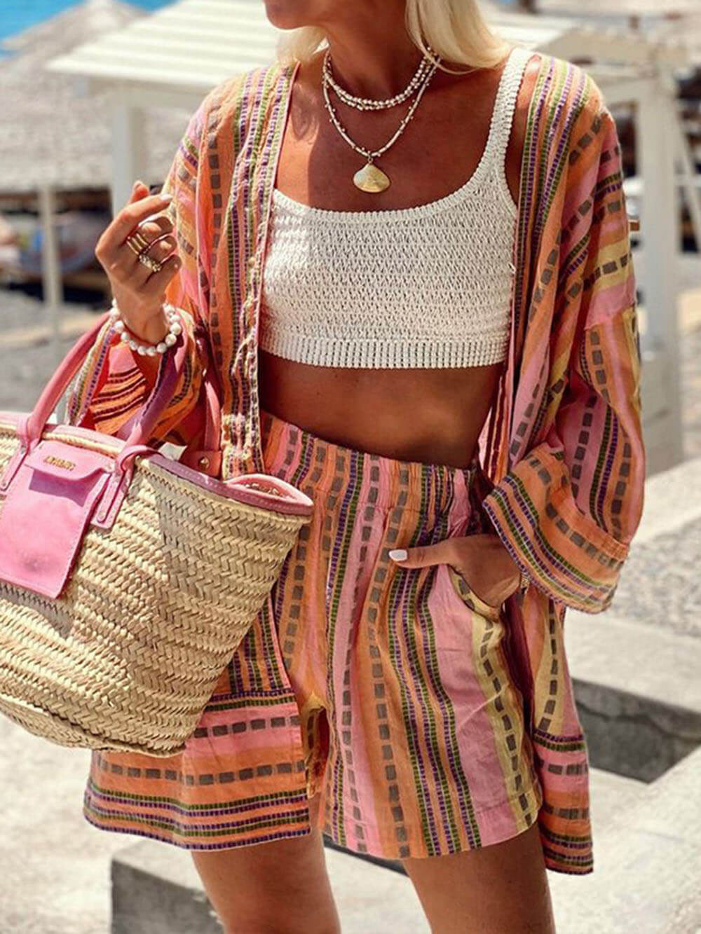 Vrouwelijke Zomer Outfit - Losse Top en Shorts voor Vakantie
