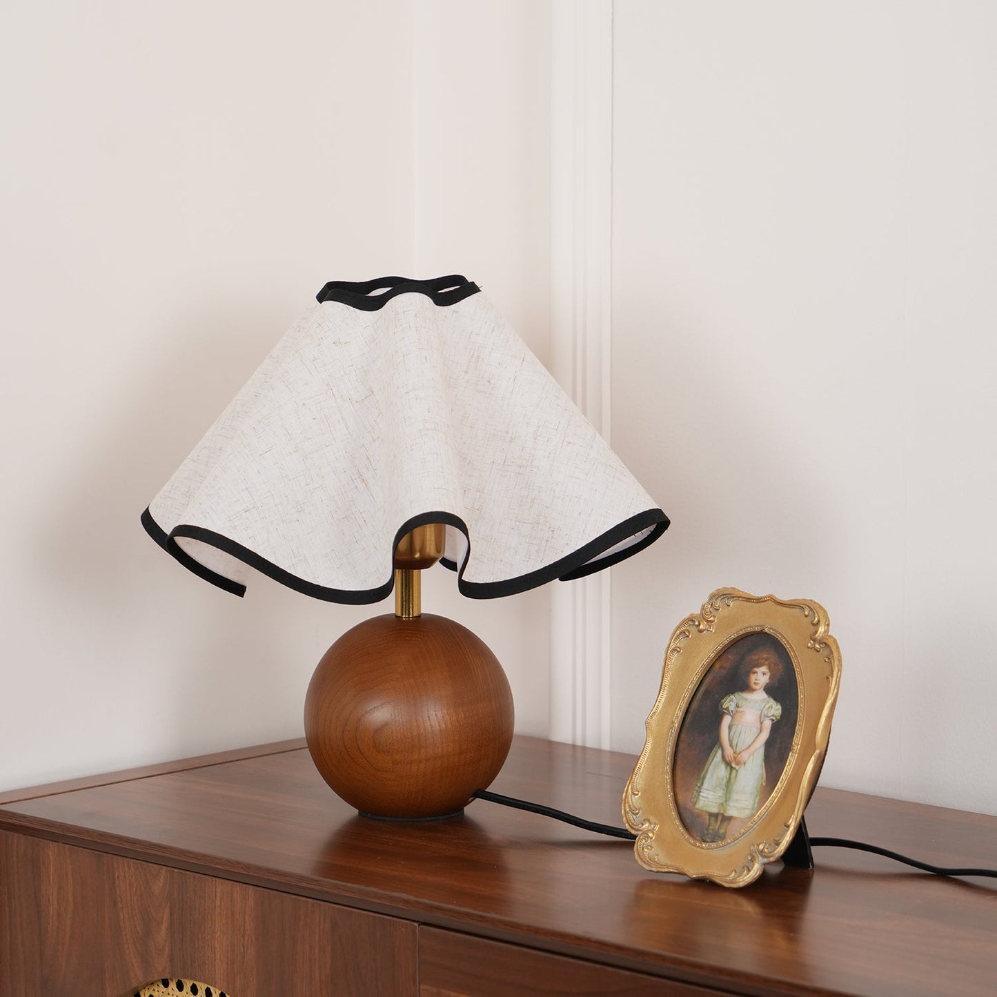 Wavecrest Tafellamp Golvende Stoffen Kap met Houten Voet ∅15″ E26/E27 Linnenkap Beige Walnoot Zwart Inline Schakelaar 59″ Snoer Organisch Golvenontwerp Sansoti