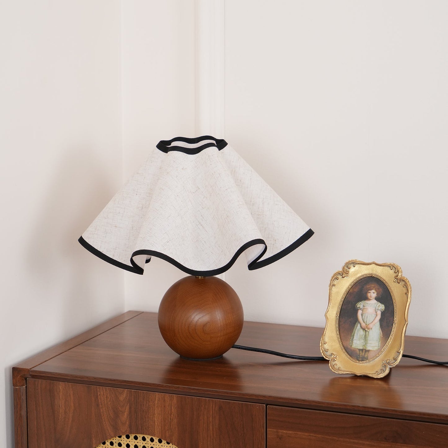 Wavecrest Tafellamp Golvende Stoffen Kap met Houten Voet ∅15″ E26/E27 Linnenkap Beige Walnoot Zwart Inline Schakelaar 59″ Snoer Organisch Golvenontwerp Sansoti