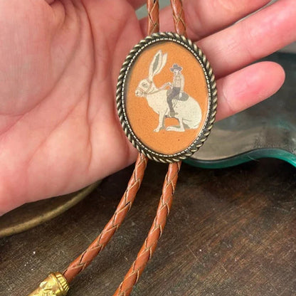 Western Bolo Tie met Kikker en Banjo Motief – Verstelbaar Leren Stropdas voor Authentieke Cowboystijl