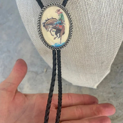 Western Bolo Tie met Kikker en Banjo Motief – Verstelbaar Leren Stropdas voor Authentieke Cowboystijl