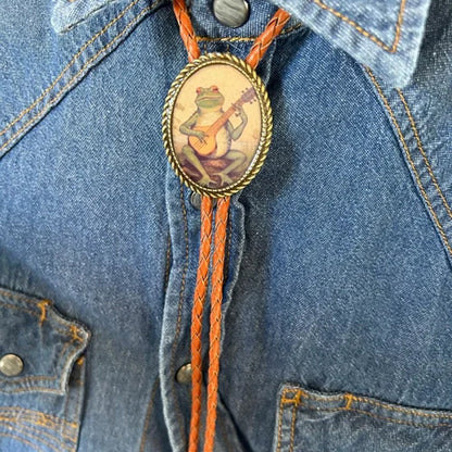 Western Bolo Tie met Kikker en Banjo Motief – Verstelbaar Leren Stropdas voor Authentieke Cowboystijl