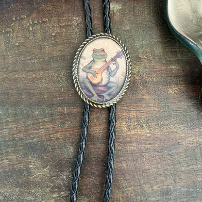 Western Bolo Tie met Kikker en Banjo Motief – Verstelbaar Leren Stropdas voor Authentieke Cowboystijl