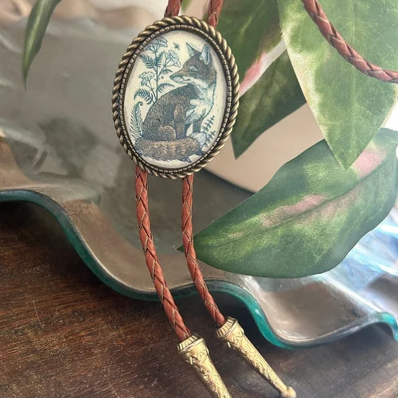 Western Bolo Tie met Kikker en Banjo Motief – Verstelbaar Leren Stropdas voor Authentieke Cowboystijl