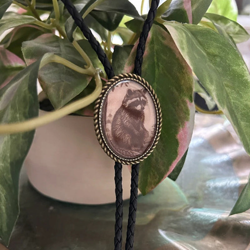 Western Bolo Tie met Kikker en Banjo Motief – Verstelbaar Leren Stropdas voor Authentieke Cowboystijl