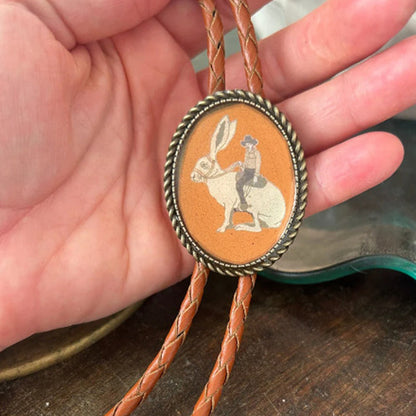 Western Bolo Tie met Kikker en Banjo Motief – Verstelbaar Leren Stropdas voor Authentieke Cowboystijl