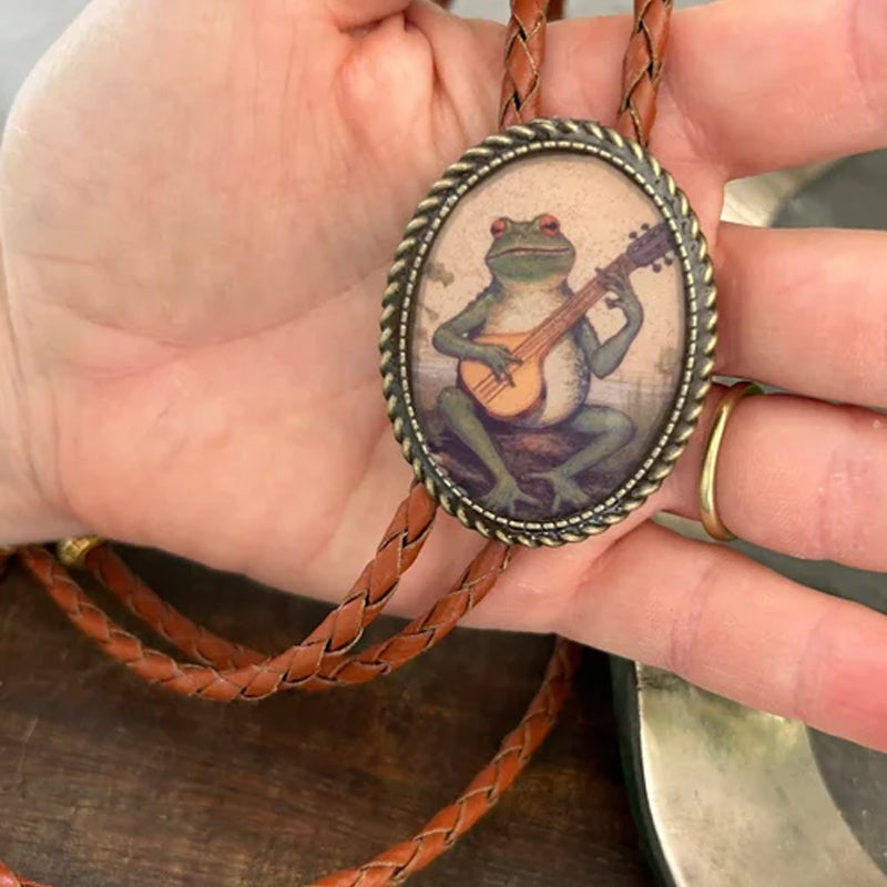 Western Bolo Tie met Kikker en Banjo Motief – Verstelbaar Leren Stropdas voor Authentieke Cowboystijl