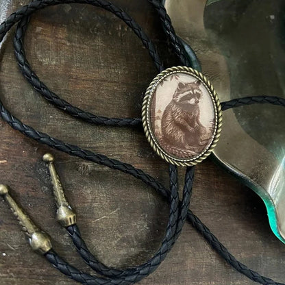 Western Bolo Tie met Kikker en Banjo Motief – Verstelbaar Leren Stropdas voor Authentieke Cowboystijl