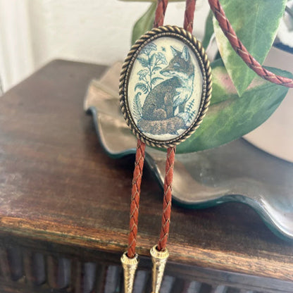 Western Bolo Tie met Kikker en Banjo Motief – Verstelbaar Leren Stropdas voor Authentieke Cowboystijl