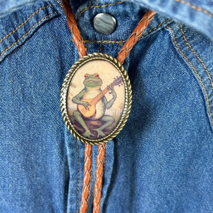 Western Bolo Tie met Kikker en Banjo Motief – Verstelbaar Leren Stropdas voor Authentieke Cowboystijl