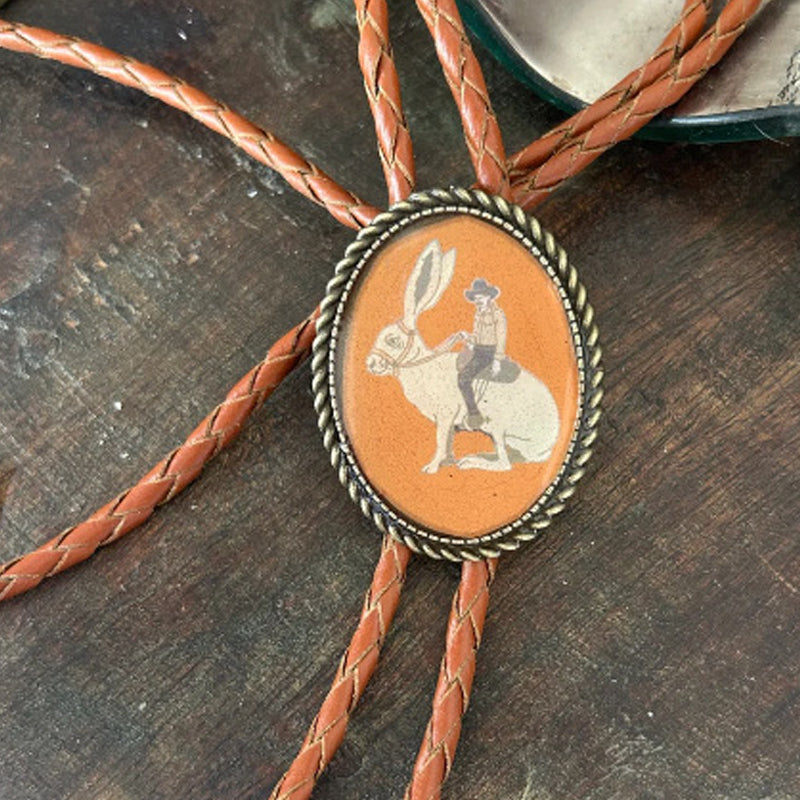 Western Bolo Tie met Kikker en Banjo Motief – Verstelbaar Leren Stropdas voor Authentieke Cowboystijl