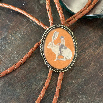 Western Bolo Tie met Kikker en Banjo Motief – Verstelbaar Leren Stropdas voor Authentieke Cowboystijl