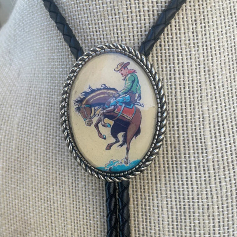 Western Bolo Tie met Kikker en Banjo Motief – Verstelbaar Leren Stropdas voor Authentieke Cowboystijl