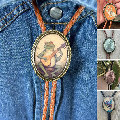 Western Bolo Tie met Kikker en Banjo Motief – Verstelbaar Leren Stropdas voor Authentieke Cowboystijl