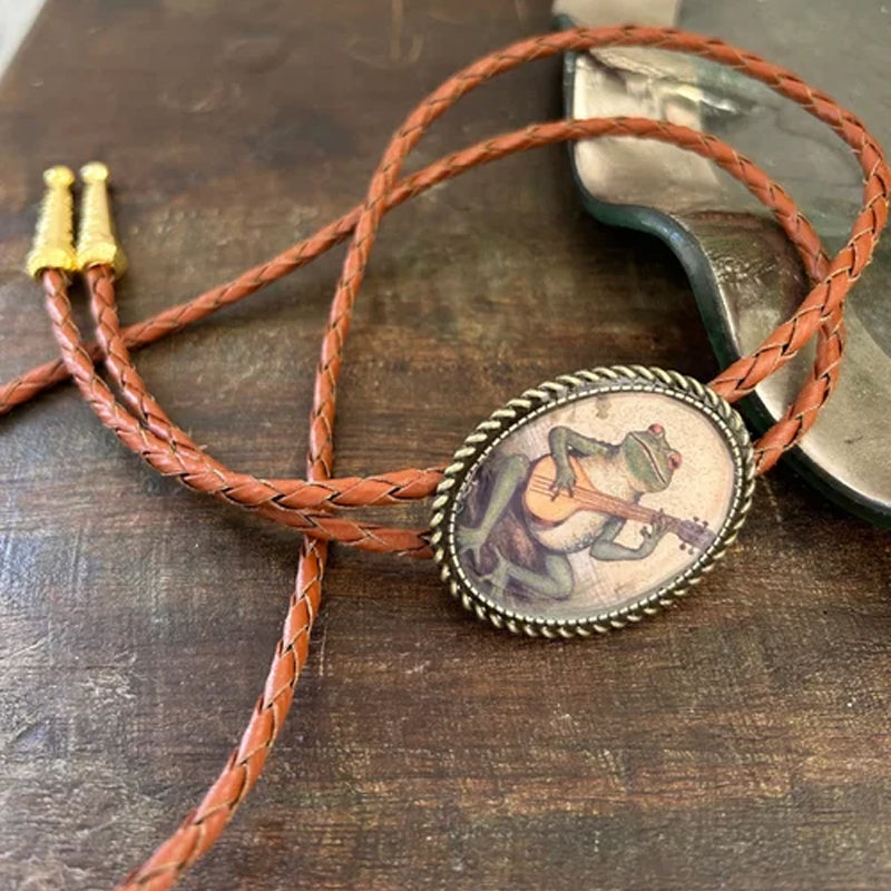 Western Bolo Tie met Kikker en Banjo Motief – Verstelbaar Leren Stropdas voor Authentieke Cowboystijl