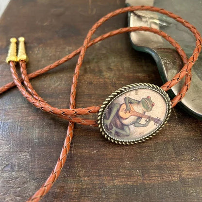Western Bolo Tie met Kikker en Banjo Motief – Verstelbaar Leren Stropdas voor Authentieke Cowboystijl