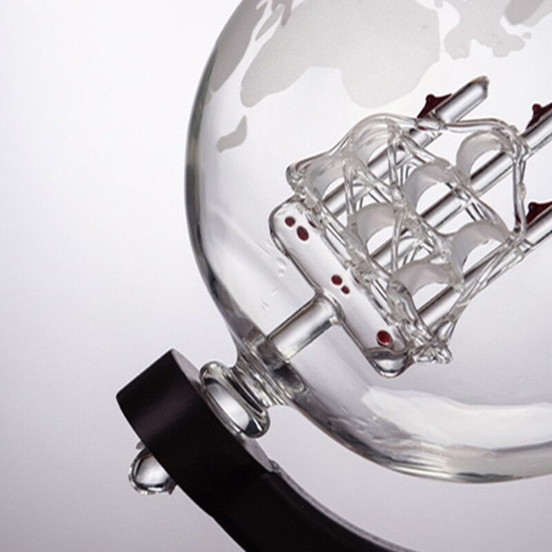 Glazen Wereldbol Karaf 250ml Goudkleurig met Zeilschip Whisky Decanteerkaraf Decoratief voor Woonkamer Kasten Dranken Opslag Geschenkidee voor Globetrotters Reizigers