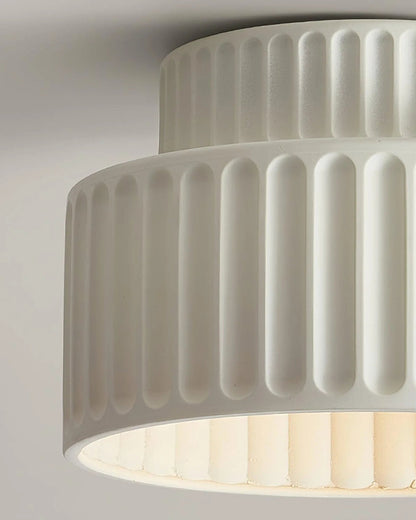 Geribde plafondlamp van hars met zachte sfeerverlichting