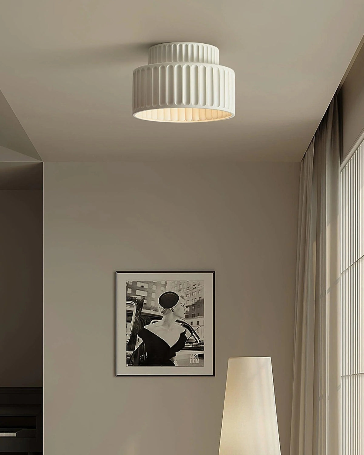 Geribde plafondlamp van hars met zachte sfeerverlichting