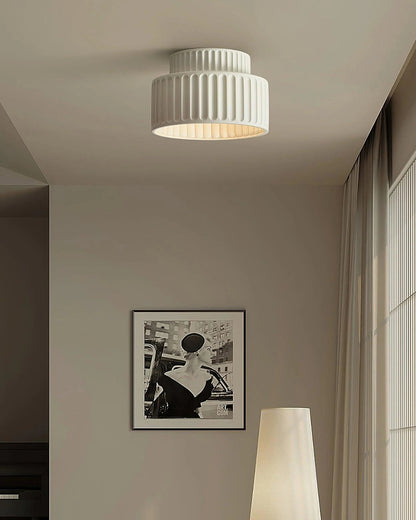 Geribde plafondlamp van hars met zachte sfeerverlichting