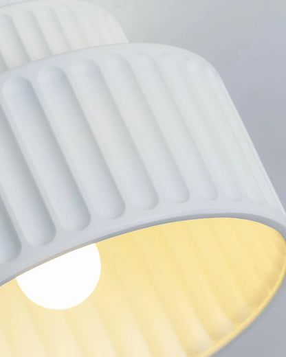 Geribde plafondlamp van hars met zachte sfeerverlichting