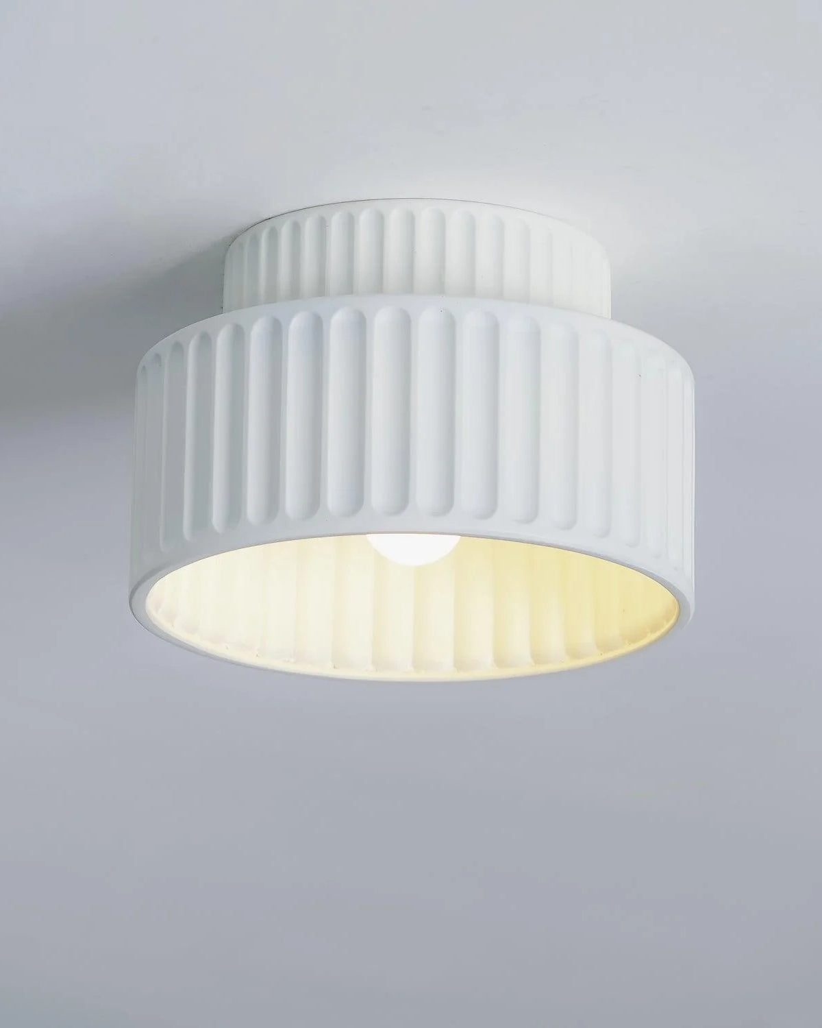 Geribde plafondlamp van hars met zachte sfeerverlichting