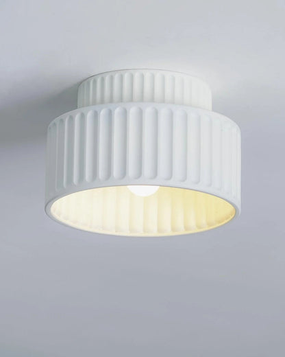Geribde plafondlamp van hars met zachte sfeerverlichting