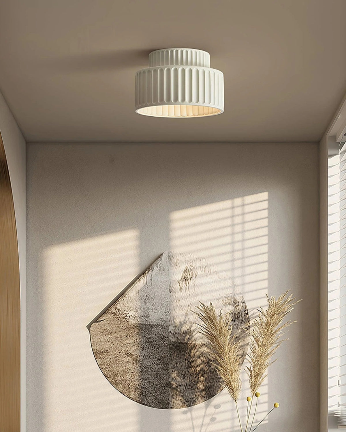 Geribde plafondlamp van hars met zachte sfeerverlichting