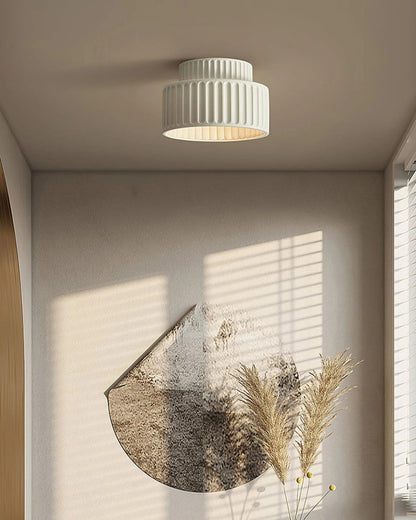 Geribde plafondlamp van hars met zachte sfeerverlichting