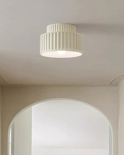 Geribde plafondlamp van hars met zachte sfeerverlichting