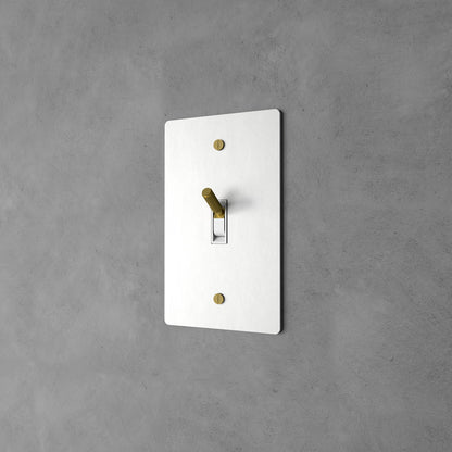 Luxe Messing Tuimelschakelaar Met Minimalistisch Design En Hoogwaardige Afwerking