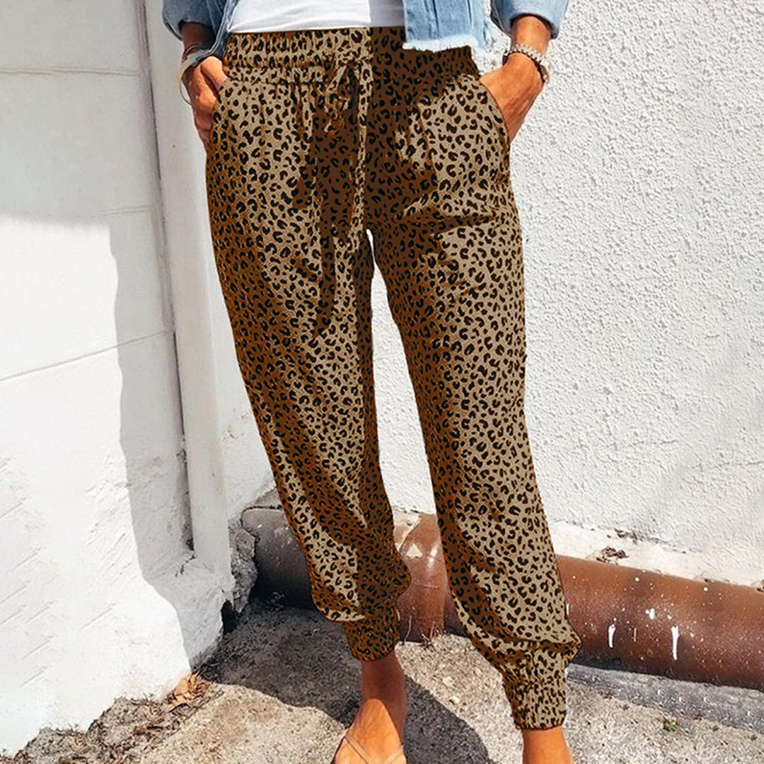 Xandra | Damesbroek met luipaardprint in de kleur Luipaard voor dames in stijl ideaal voor de lente.