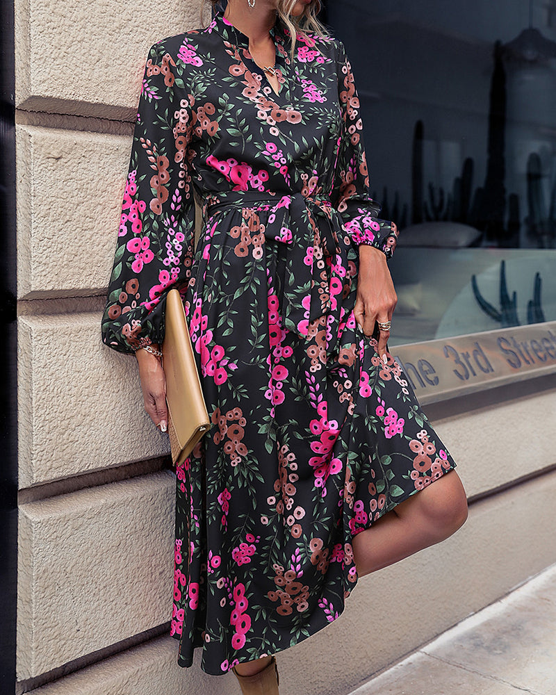 Yara | Jurk met bloemenprint en V-hals in de kleur Bloemen voor dames in stijl ideaal voor de herfst.