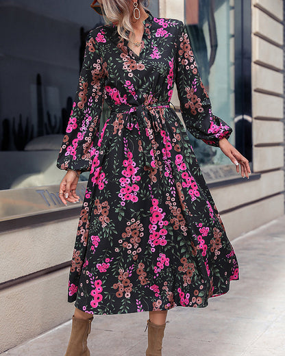 Yara | Jurk met bloemenprint en V-hals in de kleur Bloemen voor dames in stijl ideaal voor de herfst.